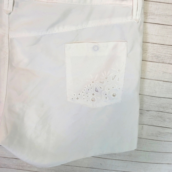 ATHLETA COASTAL EYELET FLORAL WHITE SHORTS, SZ 4 - Picture 9 of 10